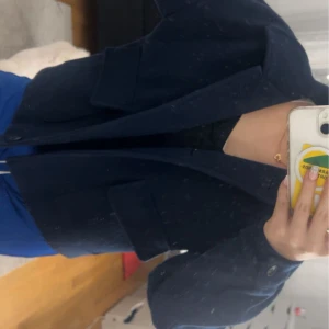 Mörkblå kappa från Design by Si - Snygg mörkblå kappa från Design by Si med knappar framtill🥰 den är i storlek M/L men är väldigt liten i storlek, den passar bra på mig som har XS/S. Kan gå med på att gå ner i pris vid snabb affär 🥰