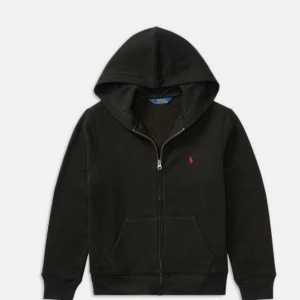 Svart hoodie från Ralph Lauren - Snygg svart hoodie från Ralph Lauren med dragkedja och huva. Den har en liten röd logga på bröstet och praktiska fickor framtill. Perfekt för en avslappnad stil.