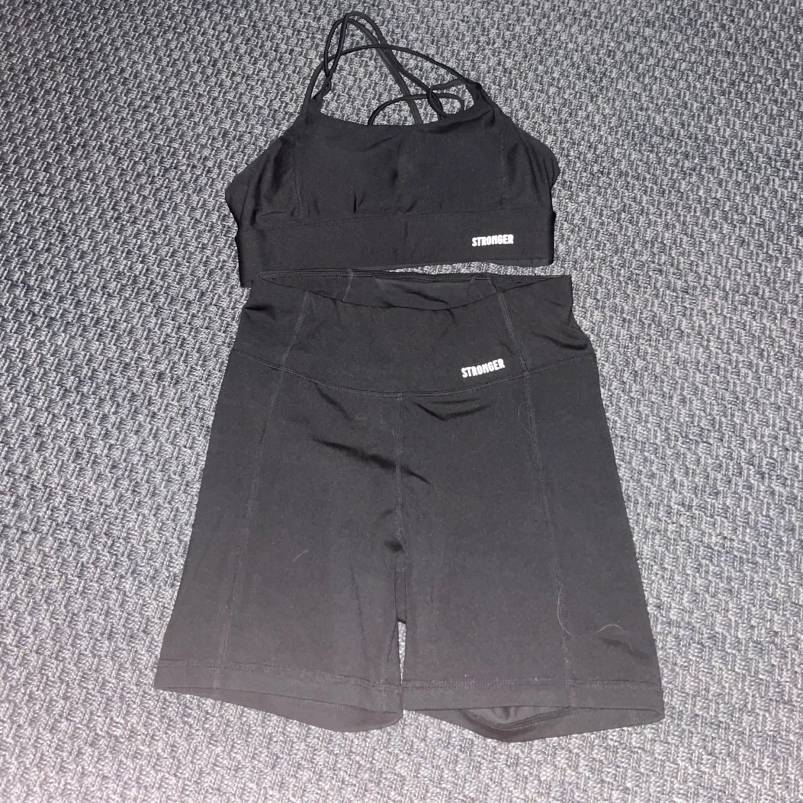 Svart träningsset från STRONGER