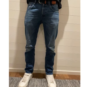 Replay grover jeans - Snygga blå jeans från Replay i modellen Grover. De har en normal passform och är väldigt bra skick. Dem är i storlek 30/30 och modellen är 180cm lång. Nypris på dessa ligger runt 1500kr! Vid funderingar eller frågor är det bara att göra av sig🙌 pris kan alltid diskuteras!