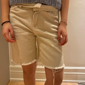 Beige shorts med fransar - Säljer ett par beigea shorts med fransiga kanter. Supersköna❤️i bilden är midjebandet nedvikt