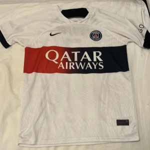 Vit PSG fotbollströja med Mbappé 7 - Snygg vit PSG-tröja  med Mbappé 7 på ryggen. Att köpa korta byxorna med kan diskuteras! 