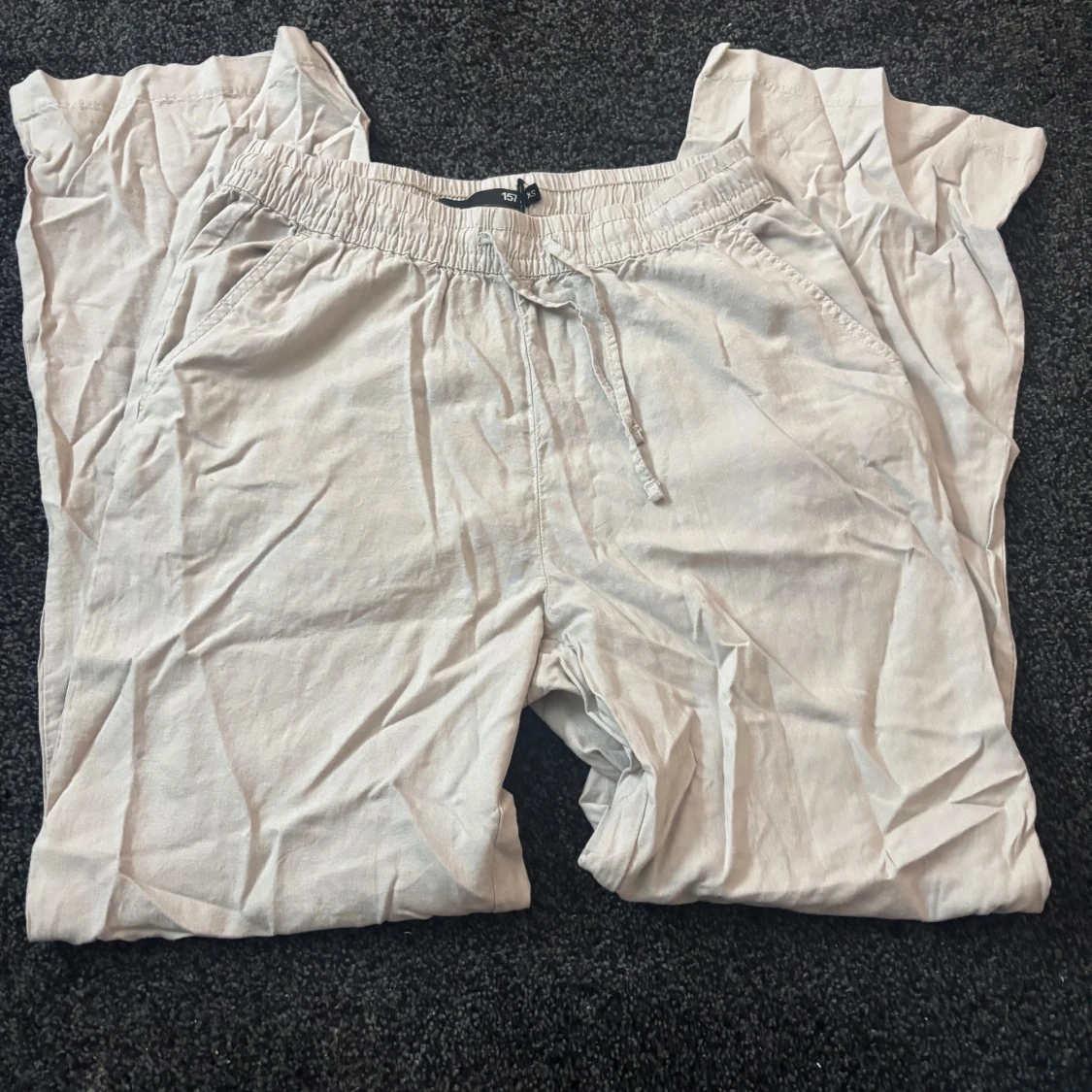 Beige linnebyxor med resårmidja