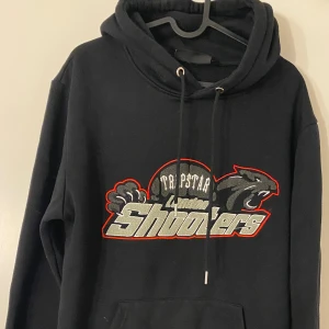 Svart hoodie från Trapstar - Säljer en svart hoodie från Trapstar. Byxorna finns även ifall man vill köpa hela settet. Pris kan diskuteras. 