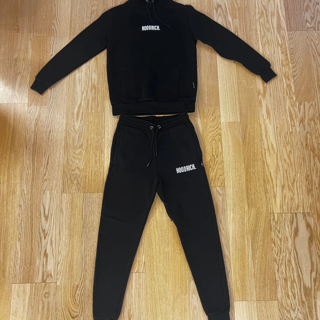 Svart hoodie och byxor från Hoodrich - 93