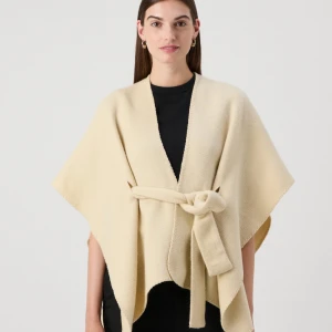 Beige poncho med knytband - Snygg beige poncho med knytband i midjan. Perfekt för lager-på-lager och ger en stilren look. Passar bra till både vardag och speciella tillfällen. Prislapp finns kvar, storlek är one size.
