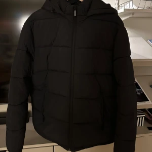 Svart pufferjacka med huva - Säljer selected Homme SLHcooper puffer, inköpt förra året. Använd 2 gånger! 