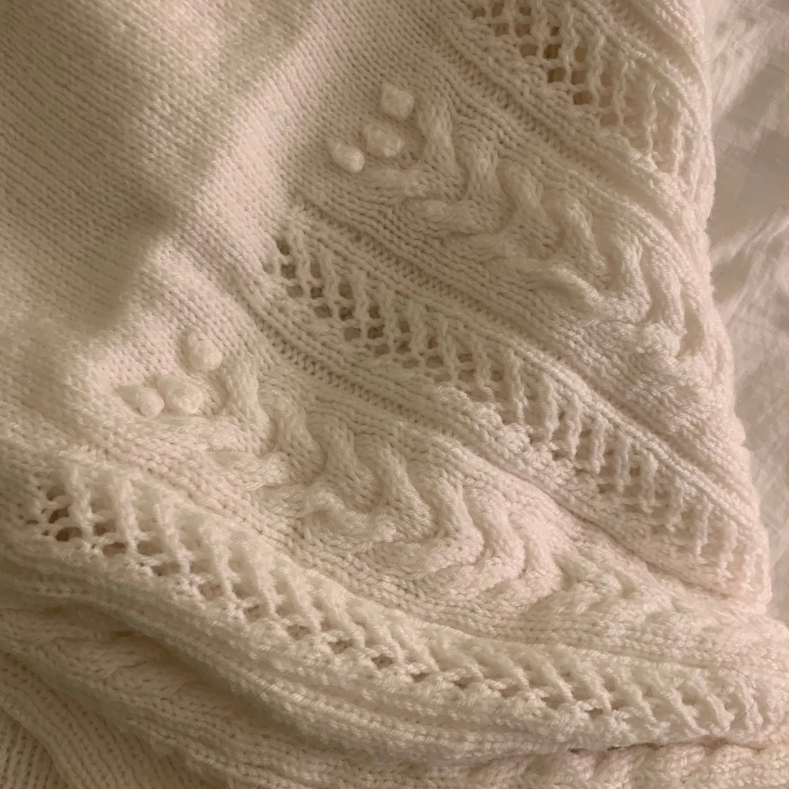 Vit stickad kofta med flätmönster - 91