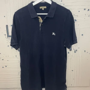 Burberry piké  - Burberry piké size M pris 1050 nypris 3500:- 9/10 skick navy