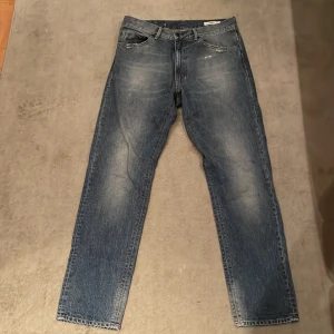 Hope jeans  - Sjukt snygga regular fit hope jeans i jättebra skick. Köpta för 1200 kr nypris men säljes billigare då jag vill snabbt bli av med dem. Är storlek 32/32 men passar allt mellan 30-34 längd och midja.