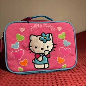 Hello Kitty necessär / lunch bag - Hello Kitty (äkta Sanrio 2003) väska, perfekt som necessär/sminkväska eller kanske för lunchen.   Mått Bredd: 26 Höjd: 18 Djup (botten mellan sömmar): 10  Mycket gott skick, som ny förutom lite missfärgningar inuti – se bild.