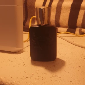 Layton Eau de Parfum från Parfums de Marly - Säljer en elegant flaska Layton Eau de Parfum från Parfums de Marly. Mellan 85 - 90% kvar i flaskan Nypris 2300kr KOMMER INTE ATT BYTA