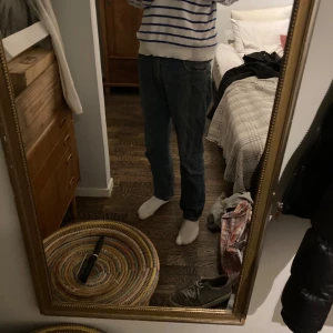 Levis 501 jeans - Säljer ett par snygga Levis 501 jeans men straight passform. Byxorna har använts tidigare men finns inga täcken på användning. Nypris 1300.