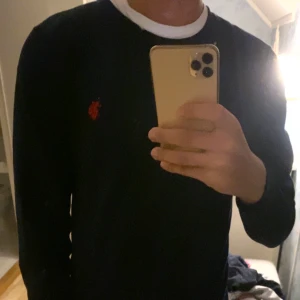 Polo sweatshirt - Tja, säljer denna schyssta u.s polo assn. Tröja i storlek M! Den är helt ny (tagg ingår). Det är en långarmad tunn sweatshirt utan ingen tjock tröja! Vid frågor hör av er!