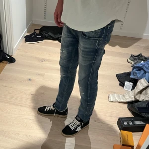 Replay Jeans - Blåa Replay jeans med slitningar, jag är 187 och väger ca 65kg. Inga byten tack!