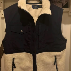 Ralph Lauren Fleece Väst - Tja!  Säljer en Ralph Lauren väst inköpt för 3 veckor sedan. Kvitto och allt annat finns. Sprillans ny, använd 2 gånger. 2800kr nypris.  Finns i Sthlm eller fraktas