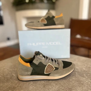 Philippe model trainers - Ett par riktigt snygga Philippe model trainers i nyskick| Storlek 40 | Skick-8/10✅| Nyrpis över 2500kr|  tillkommer box| Hör av er vid fler funderingar ☁️