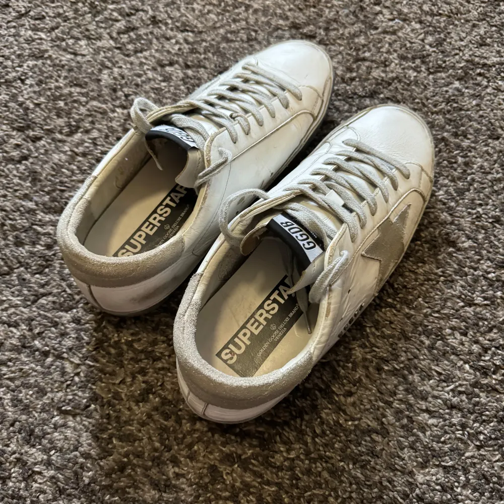 Golden Goose skor | Bra skick | Sitter 0,5 storlek större | Nypris 5500kr | Endast skorna igår | Hör av er vid frågor eller funderingar!. Kengät.