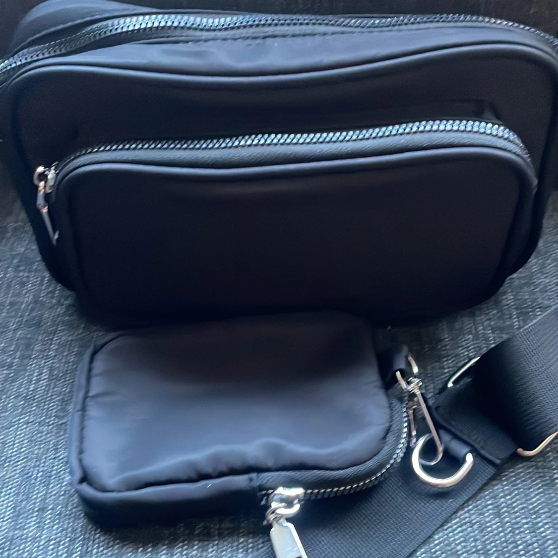 Svart axelväska med flera fack