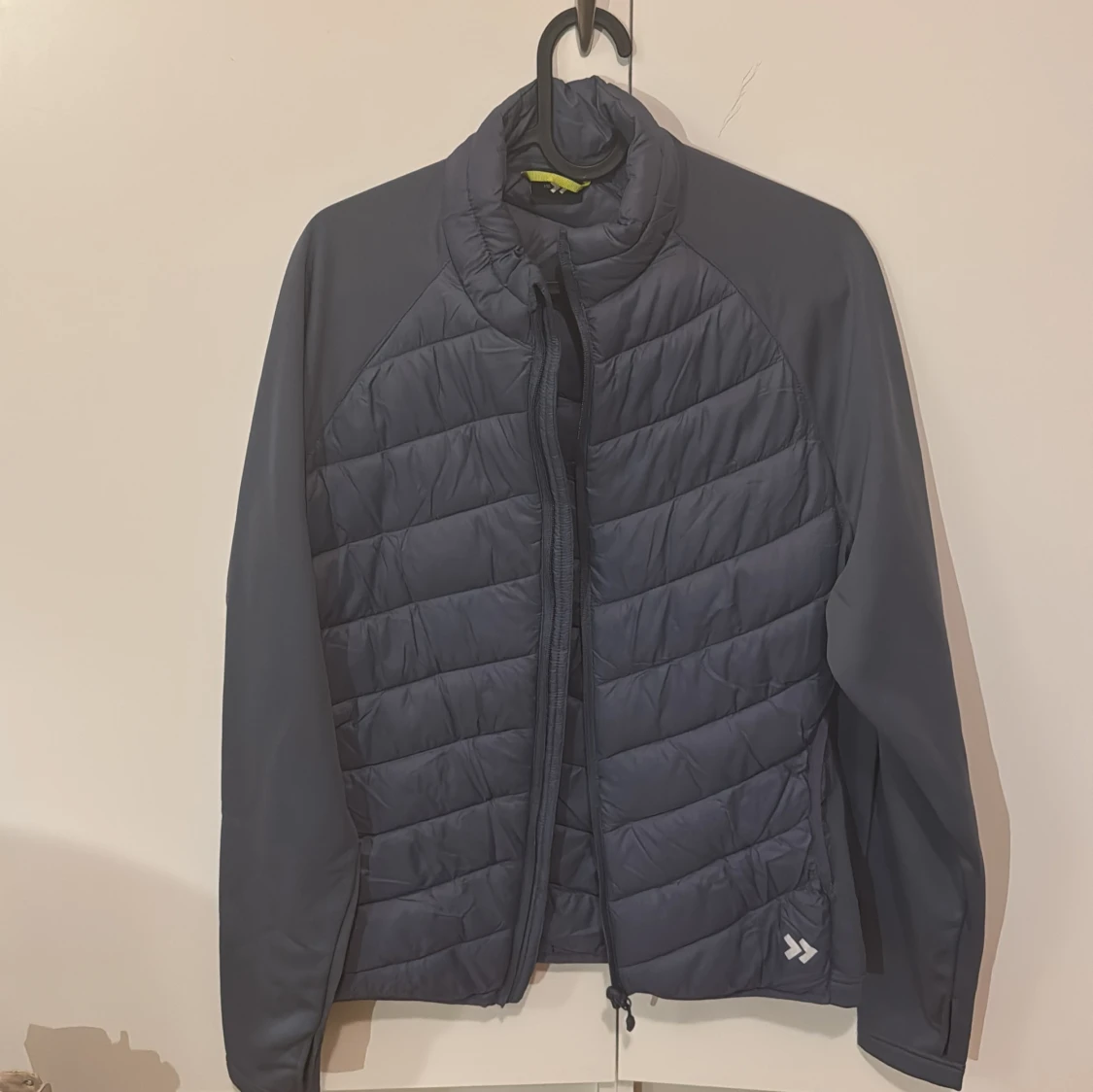 Mörkblå pufferjacka med dragkedja