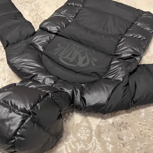 Syna world jacka storlek S - Helt ny oanvänd jacka från Synaworlds senaste dropp. Jackan är varm och har smarta fickor, dragkedja dubbel-zipp                                                                  storlek: S  pris kan sänkas vid snabb affär 