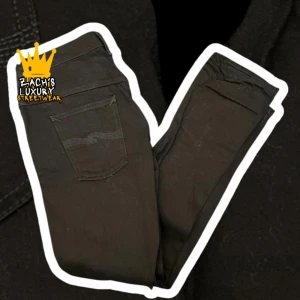 Svarta jeans från Nudie Jeans - Snygga svarta jeans från Nudie Jeans med en klassisk femficksdesign. De har en slim passform och är perfekta för en stilren look.  modellen är Thin Finn, Storlek: 30/30 - Skicket på jeansen är väldigt bra utan defekter - 9/10 - mitt pris: 499 - Nypris: 1599kr