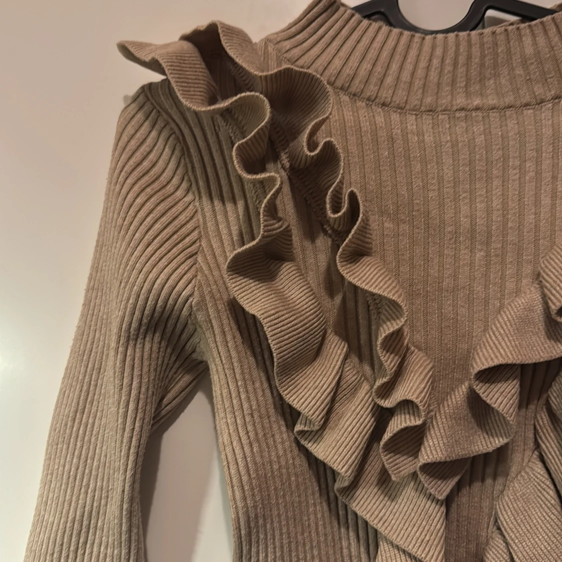 Beige ribbad tröja med volangdetaljer - 90