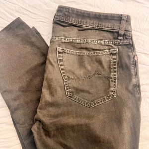 Grå jeans från Jacob Cohen - Snygga grå jeans från Jacob Cohen med klassisk femficksdesign och knappgylf. Tillverkade i lyxigt denimtyg med subtila sömdetaljer. Perfekta för en stilren look. Tar gärna byten