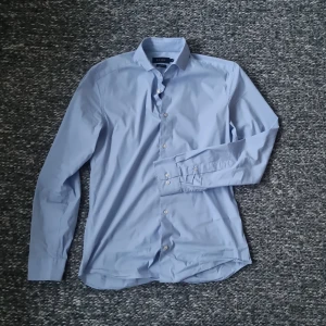 Riley skjorta - En väldigt snygg kostym eller fin skjorta från riley i storlek m och passform super slim fit