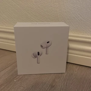 AlrPods - Tjena gott folk. Jag säljer just nu dessa supergrymma AlrPods 2nd Generation. Dem är helt oöppnade och supergrymma. En perfekt julklapp till mor eller far🎄🎅. Vid mer frågor kom privat och kan gå ner i pris vid snabb affär.                  Mvh:Alrpodsoutlet