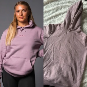 Casual hoodie  - Säljer en snygg ljuslila hoodie från SSN. Stor ficka framtill. Storlek M. Nypris 699. 