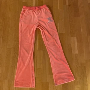 Juicy Couture rosa velour byxor flare - Kommer inte till användning pga att den blivit för små. Nästan helt oanvända. Pris kan diskuteras. Insydda lite.