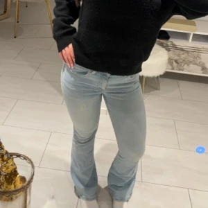 Ljusblå bootcut jeans - Snygga ljusblå bootcut jeans. Använda två gånger. Det är modellen ”low boot” från lager 157