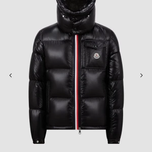Moncler MONTBELIARD SHORT DOWN JACKET - Hej jag säljer min Moncler pga jag har vuxit  och den är liten på mig det är Storlek 2 det är M då och den sitter perfekt och den är väldigt bekväm och du fryser inte i den. Den passar även S 