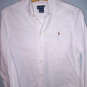 Vit skjorta från Ralph Lauren - Vit Ralph Lauren skjorta skick 9/10 Storlek Xs (L 14-16) Säljer då den är för liten för mig, Perfekt till sommaren,  Hör av er vid fler frågor.