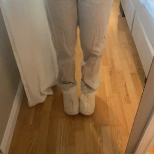 Beige bruna kostymbyxor  - snygga kostymbyxor från A feeling of joy som är biegea med bruna detaljer tyvärr kommer de inte til användning 