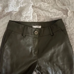 Mörkgröna lågmidjade bootcut skinnbyxor  - I princip nyskick! Jättesnygga, men tyvärr för små för mig💕 från design by si, nypris tror jag är över 500