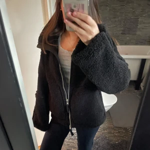 Svart teddyjacka H&M - Mysig svart teddyjacka från H&M. Jätte fint skick, bara använd fåtal gånger😇💕 Pris kan diskuteras vid snabb affär!🫶🏼