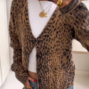 Leopardmönstrad kofta - Säljer en såå vaker och unik leopardmönstrad kofta. Fick den i present, men passar inte mig så den är helt oanvänd! Den är dock suuuper skön och varm. Woowsii🙌