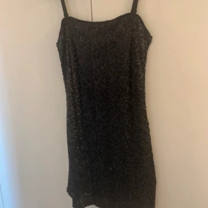 Nyårsklänning / paljettklänning  - Klänning med paljetter stl XL, skulle säga att den passar L också💗 Perfekt för nyår!!! Axelbanden går att ta av och justera🙏