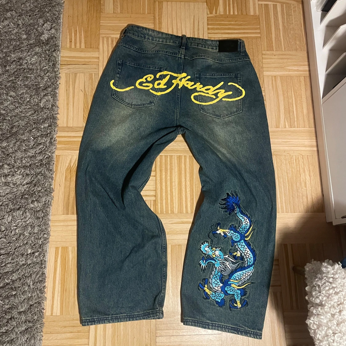 Jeans med drakbroderi från Ed Hardy - 90