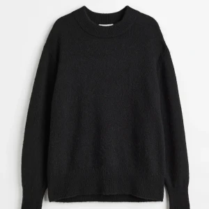 Svart stickad tröja - Säljer en svart stickad tröja med rund hals och långa ärmar. Perfekt för kyligare dagar och enkel att matcha med olika outfits.