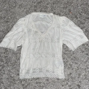 Vit blus från Vila💓 - Säljer en söt vit blus från Vila i storlek M men funkar bra som en S också, den är väldigt stretchig och lite genomskinlig💓Otroligt luftig och skön på sommaren!! köpt för ca 349