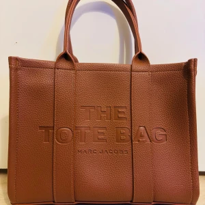 Brun väska - Helt ny väska med axelband ejäkta