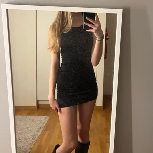 Svart glittrig klänning - Snygg svart glittrig klänning med tight passform. Perfekt till jul/nyår. Storlek XS. Knappt använd. Kom privat för fler bilder