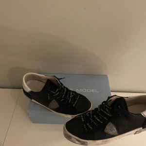 Svarta sneakers från Philippe Model - Tja, säljer ett par riktigt feta philipe models. Säljer dom för att dom var för små, skick 8/10 allt og ingår 
