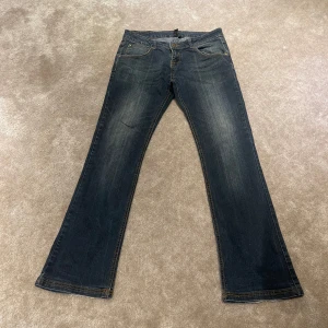 Mörkblå bootcut jeans - Lågmidjade bootcut jeans! Midjemått rakt över: 41,5 cm, innerbenslängd: 79 cm❤️