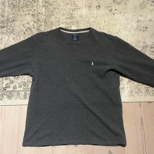 Ralph Lauren sweatshirt - Hej! Säljer en grå Ralph Lauren sweatshirt i fint skick! Storlek M😄