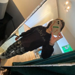 Ma cherie mörkblå hoodie - Mörkblå ma cherie hoodie från Gina tricot❤️ använts kanske två gånger men är i nytt skick. Den är storlek 130/140 men passar mig perfekt som är storlek 162❤️