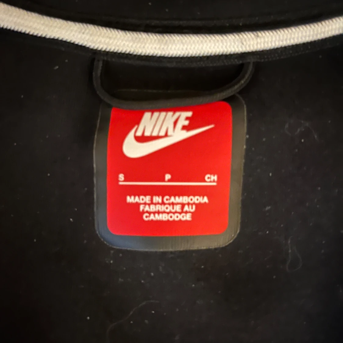 Grå och svart hoodie från Nike - 2